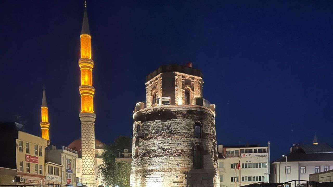 Kültür ve Turizm Bakanı Mehmet Nuri Ersoy, Edirne’nin en önemli tarihi simgelerinden biri olan Makedonya Eski Saat Kulesi’nin kapsamlı bir restorasyon, arkeolojik alan düzenlemesi ve teşhir-tanzim çalışmasıyla yeniden ayağa kaldırıldığını açıkladı. 